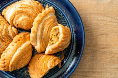 Körili börek, içi doldurulmuş tavuk.