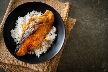 Soya soslu ızgara somon balığı. Japon usulü.