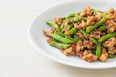 Kızarmış Fransız fasulyesi ya da kıymalı yeşil fasulye. Asya usulü.