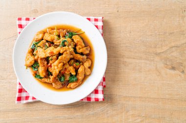 Tayland usulü fesleğen ve biberli kızarmış balık. Asya usulü.