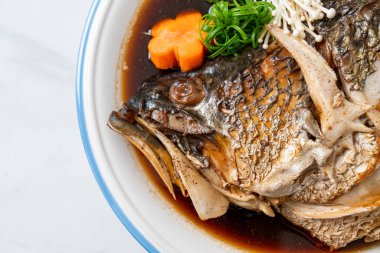 Soya soslu kaynamış balık kafası - Japon yemeği tarzı.