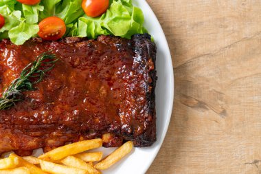 Barbekü soslu ızgara pirzola ve domuz pirzolası.