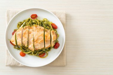 Pesto soslu makarna ve ızgara tavuklu ev yapımı fettuccine spagetti.