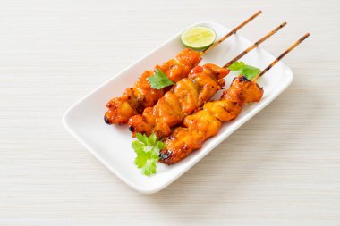 Baharatlı ve otlu ızgara tavuk şişi.