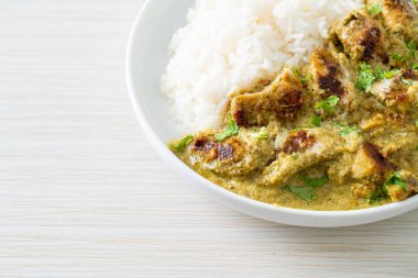 Yeşil körili Afgan tavuğu ya da Hariyali tikka tavuklu Hara masala - Asya usulü