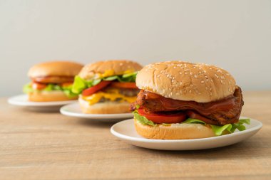 Beyaz tabakta soslu ızgara tavuk burger.