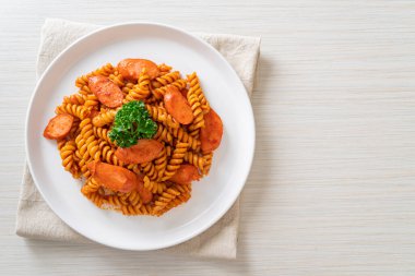 domates soslu ve sosisli spiral ya da spiralli makarna İtalyan yemek stili.