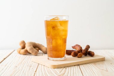 Lezzetli tatlı içecek demirhindi suyu ve buz küpü - sağlıklı içecek tarzı