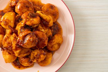 Baharatlı soslu kızarmış köfte - Tayland sokak yemeği tarzı