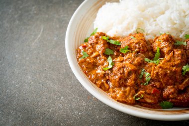 Tavuklu tikka masala, tabakta pilav, Hint yemeği tarzı.