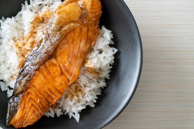 Soya soslu ızgara somon balığı. Japon usulü.