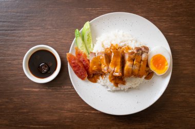 Pirinçli çıtır domuz eti ve barbekü sosu.