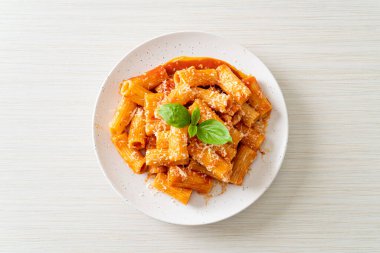 Domates soslu ve peynirli Rigatoni makarnası - geleneksel İtalyan makarnası