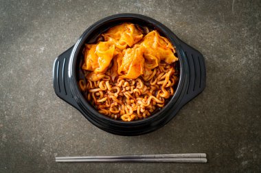 Kore usulü hamur köfteli erişte. Kore usulü.