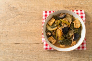 Tofulu Çin sebze güveci veya sebze çorbası karışımı - vejetaryen ve vejetaryen yemek tarzı.