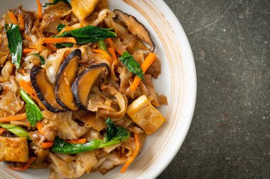 Tofu ve sebzeli kızarmış şehriye. Vejetaryen ve vejetaryen yemek tarzı.