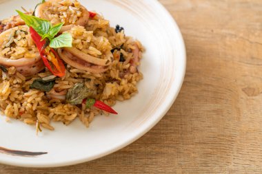 Ev yapımı Basil ve Baharatlı Bitki Kızarmış Pirinç Kalamar veya Ahtapot - Asya yemek tarzı