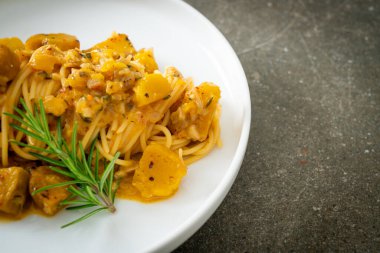 kabaklı spagetti makarna alfredo sosu - vegan ve vejetaryen yemek tarzı