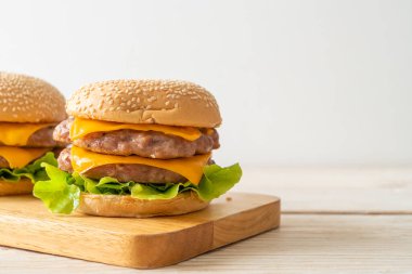 Domuz burger veya ahşap tahtada peynirli domuz burger.