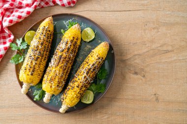 Barbekü ve ızgara mısır, peynirli ve limonlu