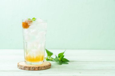 Sodayla buzlu erik suyu ve ahşap masada nane şekeri - içecek.