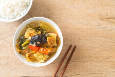 haşlanmış lahana turşusu ve acı kabak çorbası - Asya ve vegan ve vejetaryen yemek tarzı