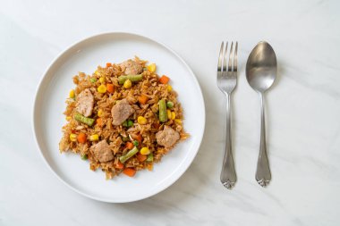 Domuz eti ve sebzeli pilav.