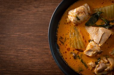 Körili tavuk çorbası Roti ile veya naan tavuk tikka masala - Asya yemeği tarzı