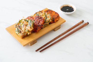 Pajeon veya Kore gözlemesi ve Kore kimçi krepi veya Kimchijeon - Kore geleneksel yemek tarzı