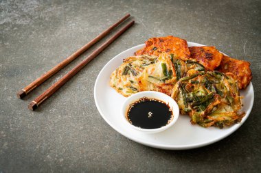 Pajeon veya Kore gözlemesi ve Kore kimçi krepi veya Kimchijeon - Kore geleneksel yemek tarzı