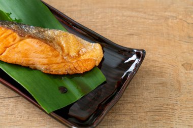 Japon usulü soya soslu ızgara somon bifteği.