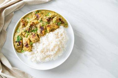 Yeşil körili Afgan tavuğu ya da Hariyali tikka tavuklu Hara masala - Asya usulü