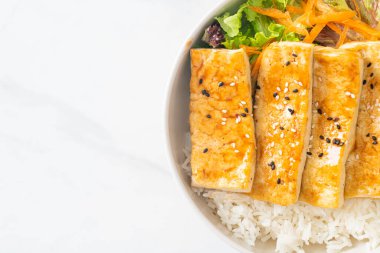 Teriyaki tofu pirinç kasesi - vejetaryen ve vejetaryen yemek tarzı