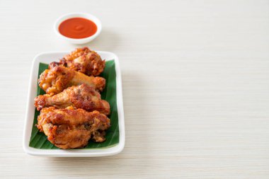 Balık soslu kızarmış tavuk budu.