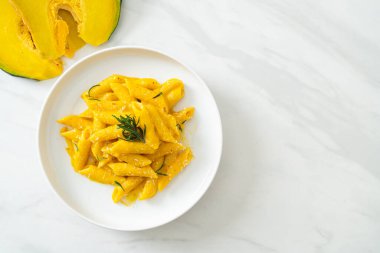 Balkabaklı, kremalı ve biberiyeli makarna.