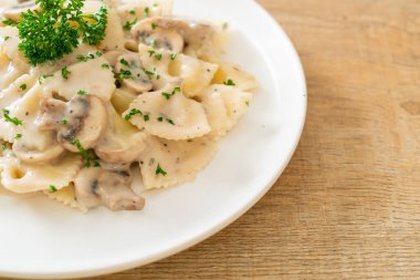 İtalyan usulü beyaz krema soslu farfalle makarna.