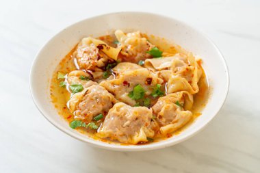 Domuz çorbası ya da kızarmış acılı domuz köftesi çorbası. Asya usulü.