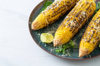 Barbekü ve ızgara mısır, peynirli ve limonlu