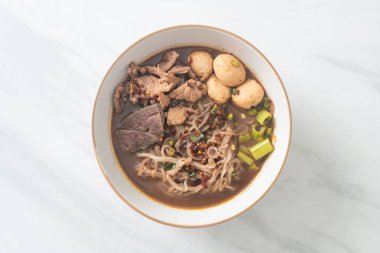 Domuz etli Tayland eriştesi, yahni, köfte ve domuz ciğeri kanlı çorba Tayland eriştesi usulü.