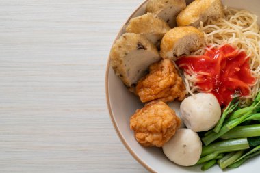 Balık köfteli erişte ve pembe soslu karides köftesi, Yen Ta Four veya Yen Ta Fo - Asya yemeği tarzı