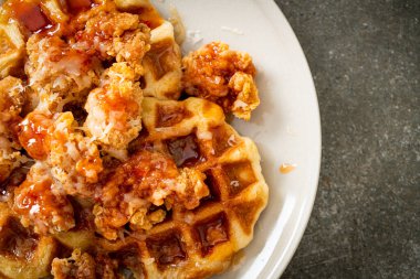 Waffle ve peynirli ev yapımı kızarmış tavuk