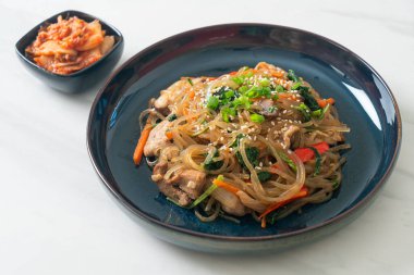 Japchae ya da karışık Kore vermicelli erişte sebzeli ve üzerine beyaz susamlı domuz eti - Kore geleneksel yemek tarzı