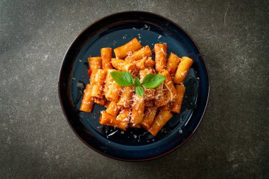 Domates soslu ve peynirli Rigatoni makarnası - geleneksel İtalyan makarnası