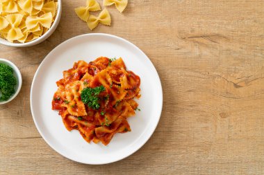 Maydanozlu domates soslu farfalle makarna. İtalyan yemek tarzı.