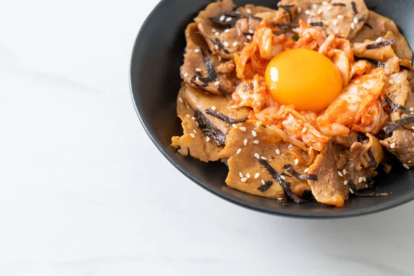 Χοιρινό Bulgogi Μπολ Ρυζιού Kimchi Και Κορεάτικο Αυγό Τουρσί Κορεάτικο — Φωτογραφία Αρχείου