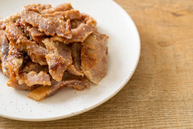 Izgara domuz boynu ya da Tayland baharatlı soslu kömür kaynayan domuz boynu.