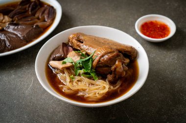 Kahverengi çorbalı ağır ateşte pişmiş ördek eriştesi. Asya usulü.