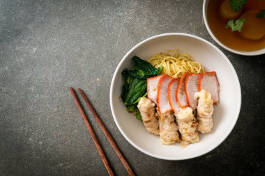 Barbekü Kırmızı Domuz eti ve Asya usulü Çorbalı Wonton Eriştesi.