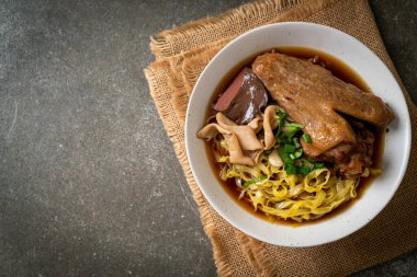 Kahverengi çorbada haşlanmış ördek ve haşlanmış yumurtalı şehriye Asya yemeği.