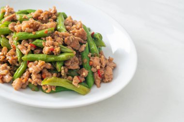 Kızarmış Fransız fasulyesi ya da kıymalı yeşil fasulye. Asya usulü.